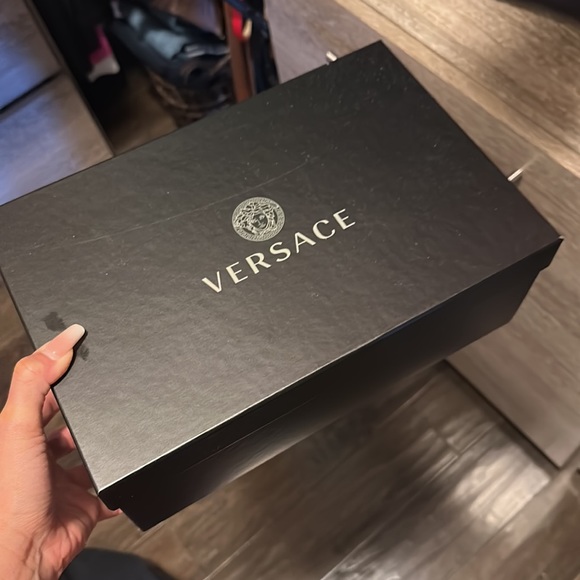 Like new Versace white pool slides 7 - Picture 6 of 8